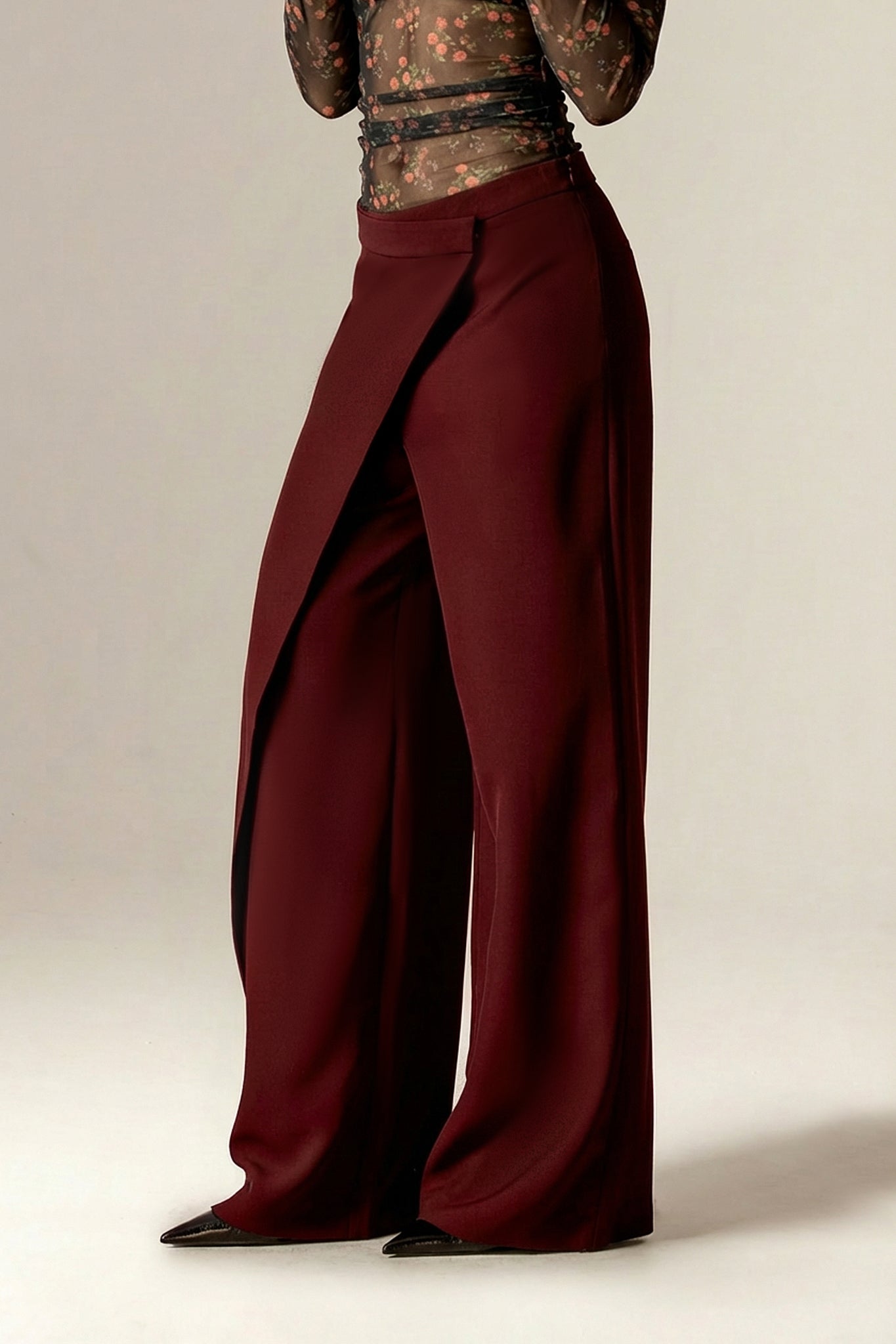 Pantalon Mila drapé à jambes larges en crêpe (rouge gothique)