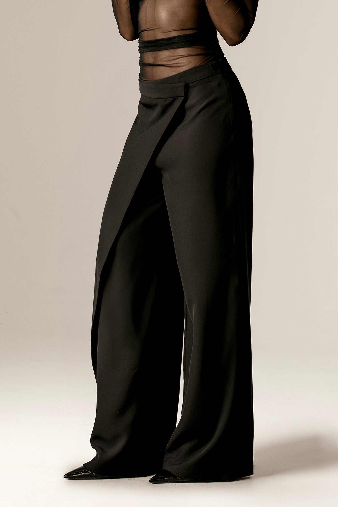 Pantalon Mila drapé taille haute à jambes larges (noir)
